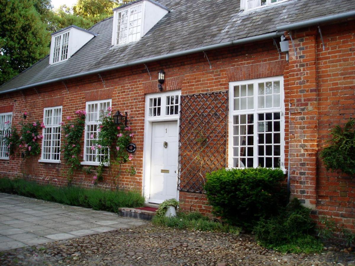 The Courtyard Bed & Breakfast Newmarket  Exterior photo